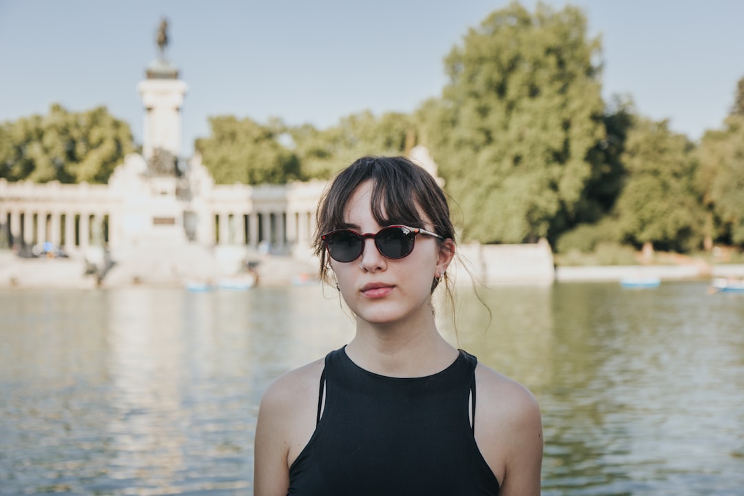 Frau vor historischem Monument und Wasser.